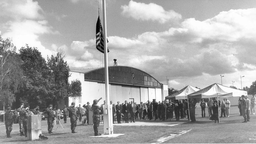 Anfang der 90er verlassen die Amerikaner die Monteith Barracks in Atzenhof (Bild). Im Dezember 1995 holt die US-Army die Fahne in der letzten verbliebenen Kaserne ein, den William O. Darby Barracks.