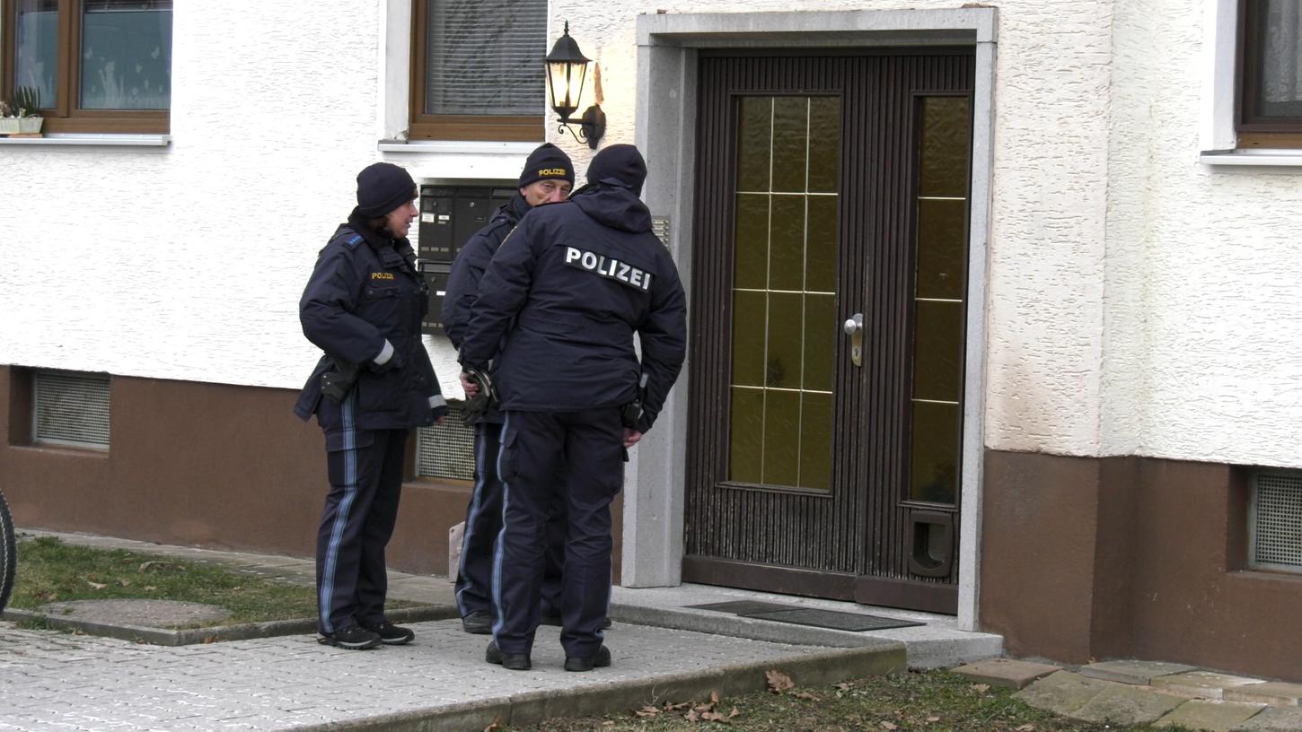 Eine junge Mutter ist im oberpfälzischen Altenstadt a.d. Waldnaab (Landkreis Neustadt a.d. Waldnaab) in ihrer Wohnung tot aufgefunden worden. Nun wurde ihr Lebensgefährte festgenommen. Eine junge Mutter ist im oberpfälzischen Altenstadt a.d. Waldnaab (Landkreis Neustadt a.d. Waldnaab) in ihrer Wohnung tot aufgefunden worden. Nun wurde ihr Lebensgefährte festgenommen.