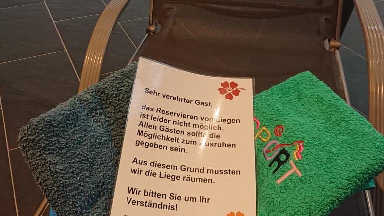 Wer eine Liege zu lange belegt, findet bei seiner Rückkehr diesen Zettel vor. Sein Badetuch wurde in einem Korb deponiert. Wer eine Liege zu lange belegt, findet bei seiner Rückkehr diesen Zettel vor. Sein Badetuch wurde in einem Korb deponiert.