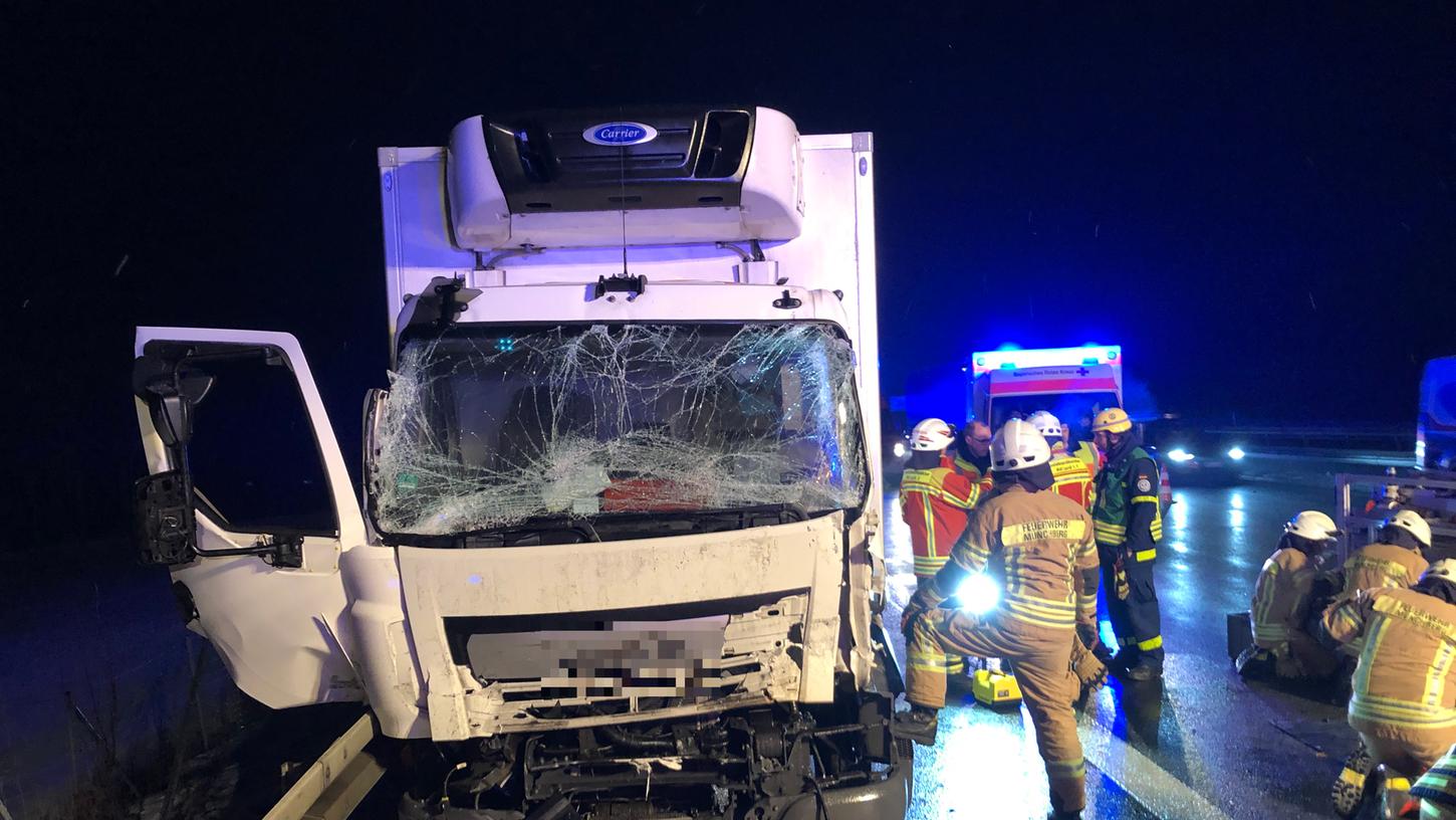 Nach einem Lastwagenunfall auf der A9 musste die Fahrerin des Lkws aus dem Führerhaus befreit werden.