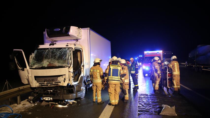 Lkw-Unfall auf der A9 bei Münchberg: Fahrerin eingeklemmt