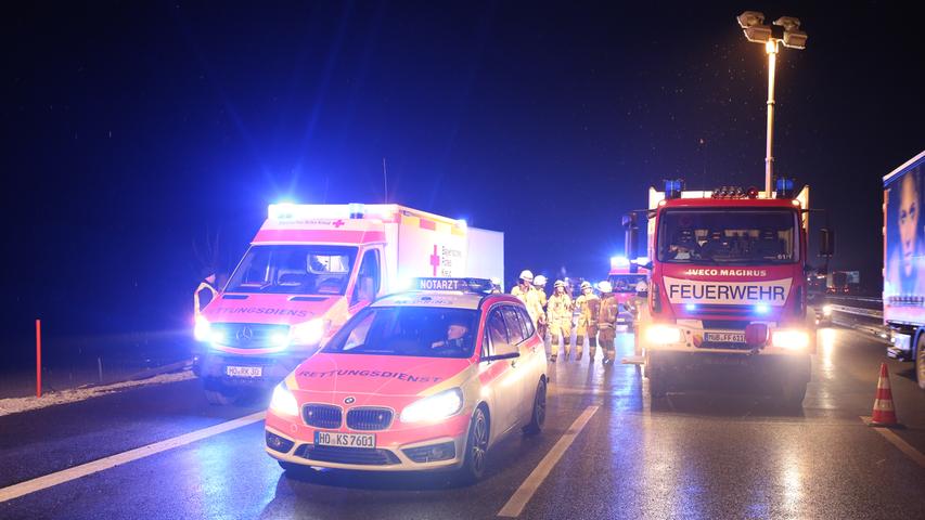 Lkw-Unfall auf der A9 bei Münchberg: Fahrerin eingeklemmt