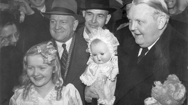 Er war von Anfang an dabei: Bundeswirtschaftsminister Ludwig Erhard besuchte seit ihrem Start 1950 immer wieder die Spielwarenmesse in Nürnberg. Der gebürtige Fürther kam von Berufswegen: Als Bundeswirtschaftsminister lag ihm die in der Region traditionell starke Spielwarenindustrie besonders am Herzen.