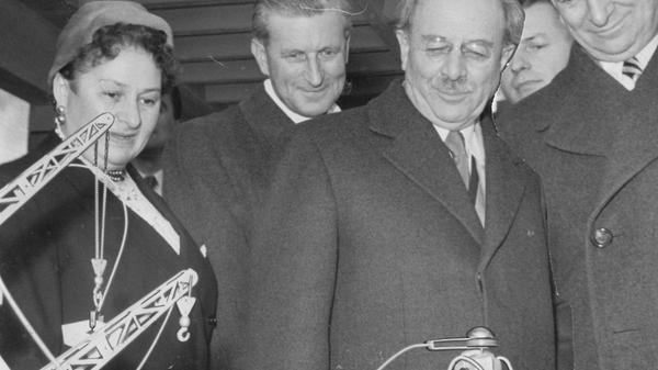 Schirmherr des Branchentreffs ist der jeweilige bayerische Ministerpräsident. 1956 war das Wilhelm Högner (Mitte), übrigens der einzige SPD-Ministerpräsident bis heute. Er scheint den in Nürnberg hergestellten, "weltweit ersten ferngelenkten Spielzeug-Roboter" allerdings mit amüsierter Skepsis zu betrachten. Dieses Spielzeug als Vorbote für die schöne, neue Welt der Zukunft schien ihm noch sehr weit weg zu sein.