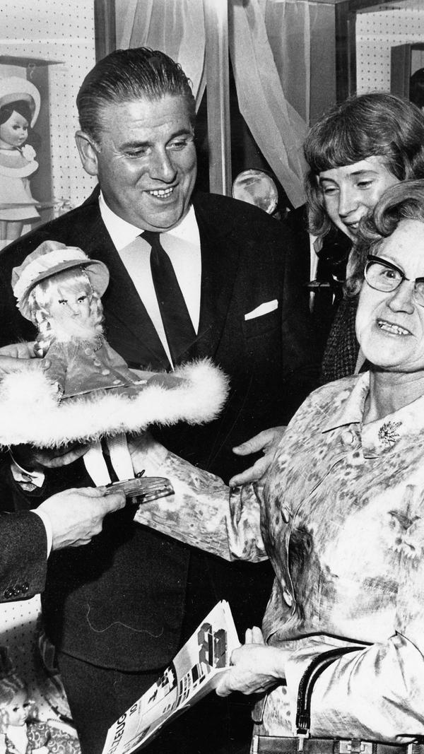 Und noch einmal fränkische Prominenz mit bundespolitischer Bedeutung: Für die Gesundheits- und spätere Familienministerin Käte Strobel (re.) war die boomende Messe in ihrer Heimatstadt nicht nur 1968 ein MUSS. Und Nürnbergs OB Andreas Urschlechter (Mi.) war in seinen 30 Jahren als Stadtoberhaupt sowieso immer beim Rundgang dabei.
