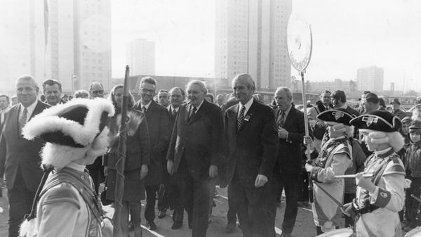 1973 war der Neubau der Messe fertig und die Spielwaren-Fachleute konnten vom Berliner Platz nach Langwasser umziehen: Klar, dass sich der "Erfinder" der Sozialen Marktwirtschaft und ehemalige Kanzler Ludwig Erhard auch nach dem Ende seiner Amtszeit am heimischen Messeplatz sehen ließ. Neben Politikern wurden seit den 70er Jahren aber immer mehr Sport- und Fernseh-Promis zur Werbung für die Produkte eingesetzt.