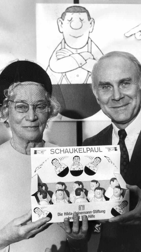 In Begleitung von Hilda Heinemann, Gattin des Bundespräsidenten Gustav Heinemann, präsentierte Loriot 1974 seine Schaukelpaul-Figuren an einem eigenen Stand. 80 Pfennige vom Verkaufserlös der Stehaufmännchen mit der kultigen Knollennase gingen an die Stiftung von Heinemann, die sich für die Inklusion von Erwachsenen ins Arbeitsleben einsetzte.