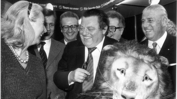Dass sich 1979 zum 30. Jubiläum der Messe Ministerpräsident Franz-Josef Strauß "im größten Spielzimmer der Welt" blicken ließ, versteht sich. Und dass er den riesigen Plüschlöwen als Geschenk mit Wohlwollen entgegennahm, ebenfalls. Mit dem Wappentier des Freistaats - mächtig, prächtig, laut - konnte sich schließlich auch der Ministerpräsident prima identifizieren.