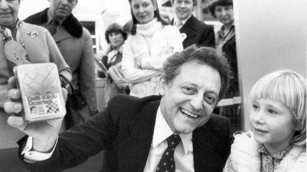 Der bekannteste Messe-Gast war1980 Hans Rosenthal. Er war damals neben Wim Thoelke und Robert Lemke der beliebteste deutsche Quizmaster. Kein Wunder also, dass der Stand, bei dem er sein Quartettspiel "Dalli-Klick" präsentierte, von vielen Messebesuchern umlagert war, die den Fernsehmann einmal "in echt" sehen wollten.