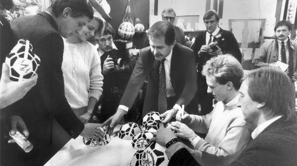Er war beim FC Bayern München ein herausragender Stürmer und ist heute ebenfalls dort ein erfolgreicher Funktionär: Karlheinz - Kalle - Rummenigge. Als er 1984 auf der Spielwarenmesse Fußbälle der Freilassinger Firma John signierte, war Fußball längst schon schon ein Geschäft, von dem alle Beteiligten profitieren wollten.