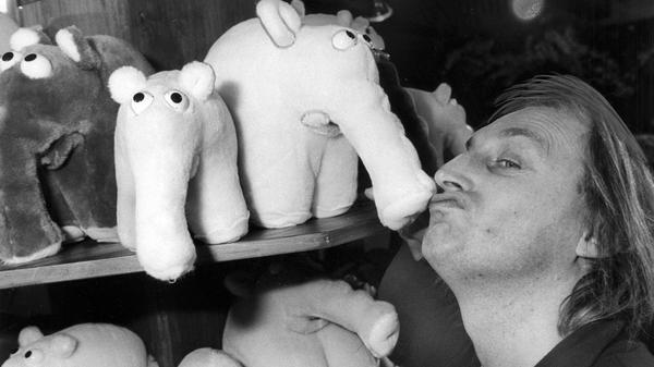 Otto und die Ottifanten. Auf diese plüschige Verbindung einen dicken Schmatzer! Nicht nach Lodz, das er einst so wunderbar parodiert hatte, nein, nach Nürnberg war Kultkomiker Otto Waalkes gekommen, um im Winter 1986 das Merchandising für seine Ottifanten anzuheizen.