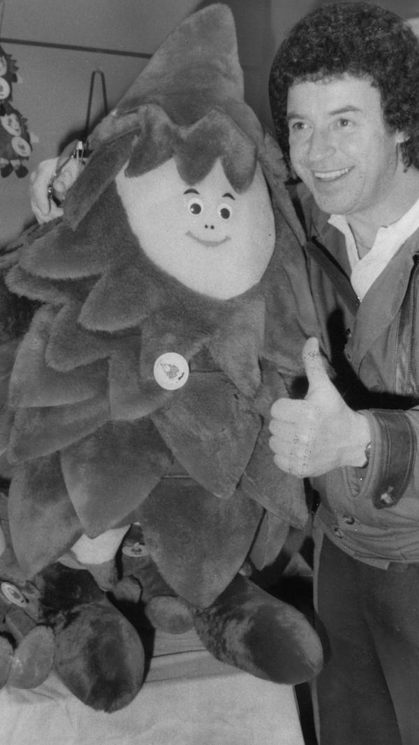 1972 war sein Lied "Schöne Maid, hast Du heut für mich Zeit?" in der Hitparade durch die Decke gegangen. Als Sänger Tony Marshall 1985 zu Gast in Franken war, präsentierte er keine Schlager, sondern einen possierlichen Waldschrat, mit dem die Kinder knuddeln konnten.
