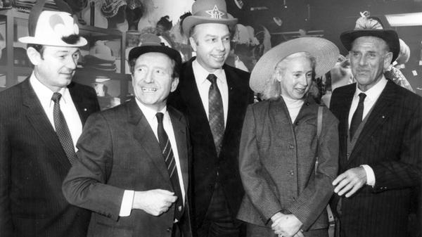 Dass die Spielwarenmesse zeitlich immer mit der Faschingssaison zusammenfiel, zeigten 1987 bestens aufgelegte fränkische Politiker beim Rundgang. Von links lachen Günther Beckstein und Karl Hillermeier von der CSU, der SPD-Mann Peter Schönlein und letztmals der Noch-OB Andreas Urschlechter (inzwischen parteilos) mit Gattin. Wenige Monate später löste ihn Schönlein, der gegen Beckstein bei der Kommunalwahl gesiegt hatte, im Amt ab.