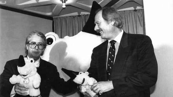 Die Riege der großen Show- und Quizmaster auf der Messe machte 1989 Frank Elstner komplett. Zwei Jahre, nachdem er die Moderation von "Wetten, dass ...?" an Thomas Gottschalk abgegeben hatte, warb er am Stand von Steiff für dieses niedliche Nashorn. Rechts neben ihm Dr. Herbert Zimmermann von der Herstellerfirma.