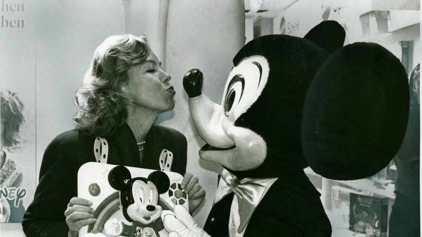 1991 war eigentlich nicht Mickey Mouse der Star der Spielwarenmesse, sondern Gaby Dohm. Nach 70 Folgen der ZDF-Serie "Die Schwarzwaldklinik" liebte ganz Deutschland sie als herzensgute Schwester Christa. Da lohnte es sich für die Firma Mattel, die Schauspielerin für das Turteln mit Mickey nach Nürnberg zu holen.