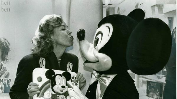 1991 war eigentlich nicht Mickey Mouse der Star der Spielwarenmesse, sondern Gaby Dohm. Nach 70 Folgen der ZDF-Serie "Die Schwarzwaldklinik" liebte ganz Deutschland sie als herzensgute Schwester Christa. Da lohnte es sich für die Firma Mattel, die Schauspielerin für das Turteln mit Mickey nach Nürnberg zu holen.