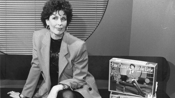 Dass die Messe nicht bloß "Kinderkram" war, demonstrierte 1991 die Fernsehmoderatorin und Sexualberaterin Erika Berger. Mit ihrem Brettspiel "Eine Chance für die Liebe" sollten Erwachsene so richtig in Stimmung kommen. Seit 1987 gab Berger auf ihrer Sendung bei RTLplus dermaßen anschaulich Ratschläge in Liebesdingen, dass nicht nur ein Skandal dabei herauskam, sondern auch dieses Spiel.