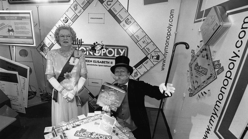 Berühmtester Mehrfachgast auf der Messe war die Queen! 
 Echt jetzt? Nein, natürlich tauchten immer nur Doubles von Königin Elizabeth auf, um Produkte der britischen Spielzeugindustrie oder entsprechende nationale Ausgaben von Spielen wie hier Monopoly zu präsentieren.