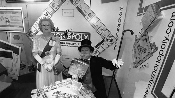 Berühmtester Mehrfachgast auf der Messe war die Queen! Echt jetzt? Nein, natürlich tauchten immer nur Doubles von Königin Elizabeth auf, um Produkte der britischen Spielzeugindustrie oder entsprechende nationale Ausgaben von Spielen wie hier Monopoly zu präsentieren.