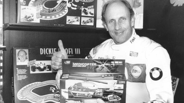 Die Geschichte der Spielwarenmesse ist auch eine Geschichte der Autorennbahnen für große und kleine Raser. 1998 war mit Hans-Joachim Stuck ein bekannter und beliebter Rennfahrer am Stand von Dickie zu Gast. Im Rennanzug von BMW war der mehrfache Gewinner der "24 Stunden von Le Mans" genau der richtige Promoter für diese neu konzipierte Rennbahn der Firma Dickie - und im Falle eines Rennunfalls gab es den Medicopter gleich dazu.