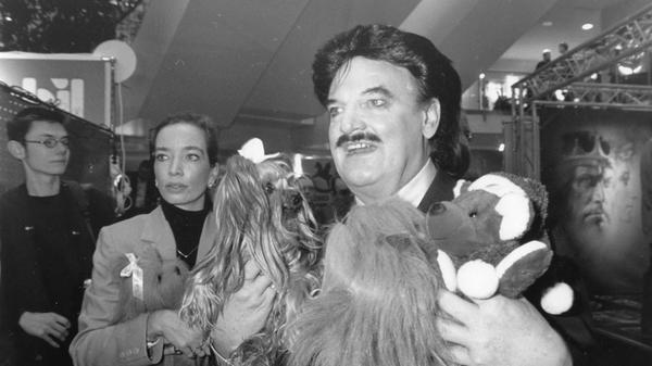 Sie waren 2003 das aufsehenerregende Traumpaar im Messezentrum. Der Münchner Modemacher Rudolf Moshammer war wegen seiner exzentrischen Erscheinung überall der Liebling der Medien - auch in Nürnberg. Hier stellte er gemeinsam mit seinem Hund Daisy unter anderem einen Yorkshire-Terrier aus Plüsch vor, der seinem kleinen Liebling nachempfunden war und den er unter eigenem Label herausgab.
