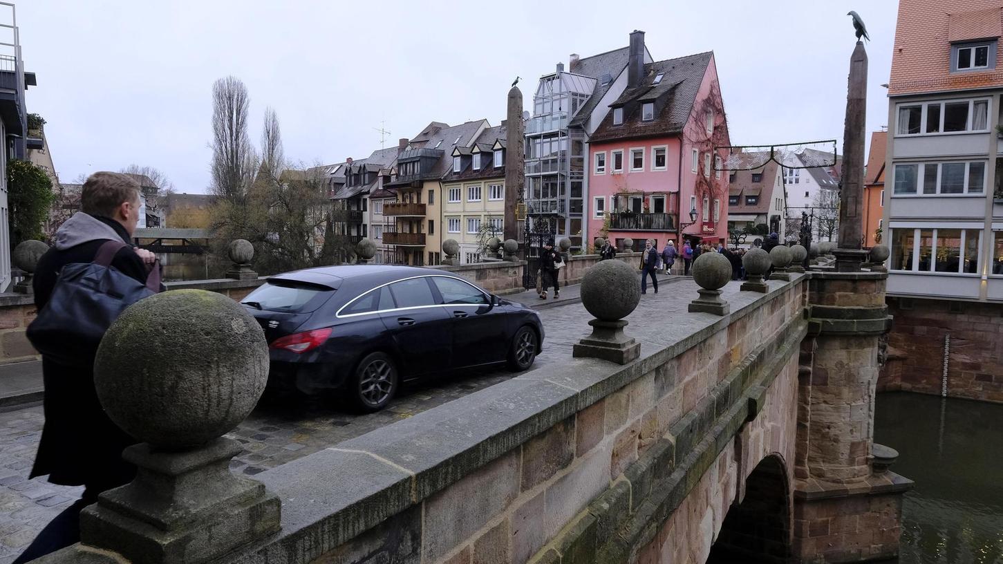 Zwar dürfen Autos über die Karlsbrücke fahren, doch nur mit Schrittgeschwindigkeit. Die Spielstraße hat sich noch nicht durchgesetzt.