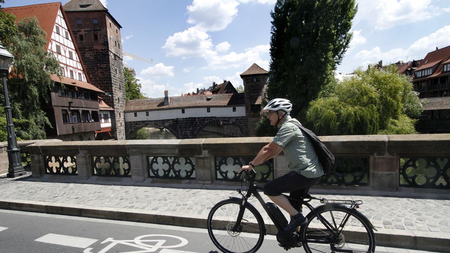 Lieber zwei statt vier Räder: E-Bikes finden bislang mehr Zuspruch als E-Autos.