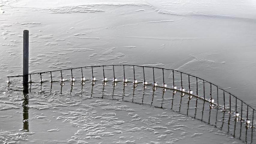 Die Wellenbewegungen auf einem Karpfenweiher haben diese Eisperlen geformt. Gesehen in Biengarten bei Höchstadt Aisch.