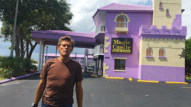 2017 feierte "The Florida Project" seine Premiere in Cannes, 2018 erhielt Hauptdarsteller Willem Dafoe eine Oscar-Nominierung für seine Arbeit im Sean-Baker-Film. Baker zählt nach seinem Film "Tangerine, der ausschließlich mit einer iPhone-Kamera gedreht wurde, zu den interessantesten und innovativsten Aufsteigern in Hollywood. "The Florida Project" erzählt den alltäglichen Kampf armer Leute in den USA, spielt aber in einem sehr farbenprächtigen Motel in der Nähe von Disney World in Orlando, USA. Innerhalb eines Sommers folgt die Geschichte der frühreifen Sechsjährigen Moonee, die Schabernack treibt und Abenteuer mit ihren Freunden erlebt, während sie ihrer rebellierenden Mutter näherkommt. Gerade die schauspielerischen Leistungen der Kinderdarsteller machen den Film zur Einschaltempfehlung. Ab dem 2. Februar ist der Film für Prime-Abonnenten kostenfrei zu sehen.