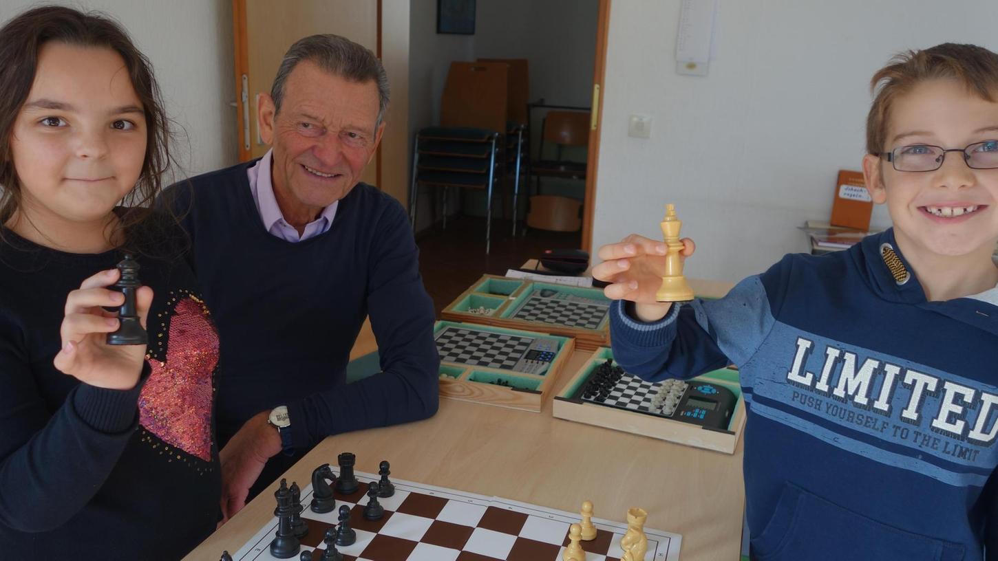 Dass die Kinder sich so für Schach interessieren, hat selbst Helmut Roth überrascht.