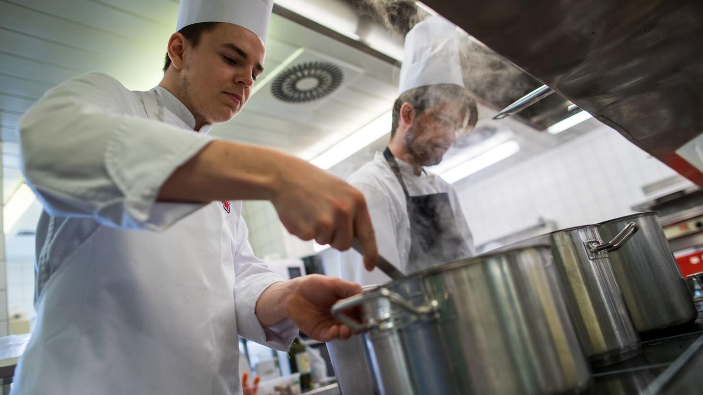 Mehr Transparenz in der Gastronomie: Das neue Internetportal "Topf secret" erleichtert Verbrauchern die Anfrage bei der Lebensmittelüberwachung, ob im Lieblingslokal die Hygiene stimmt. Mehr Transparenz in der Gastronomie: Das neue Internetportal "Topf secret" erleichtert Verbrauchern die Anfrage bei der Lebensmittelüberwachung, ob im Lieblingslokal die Hygiene stimmt.