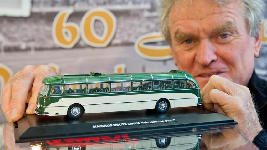 Der ehemalige Fußballnationaltorwart Sepp Maier präsentierte 2014 auf der Neuheitenschau das Schuco-Modell des Reisebusses, mit dem die deutsche Nationalelf von 1954 chauffiert wurde.
