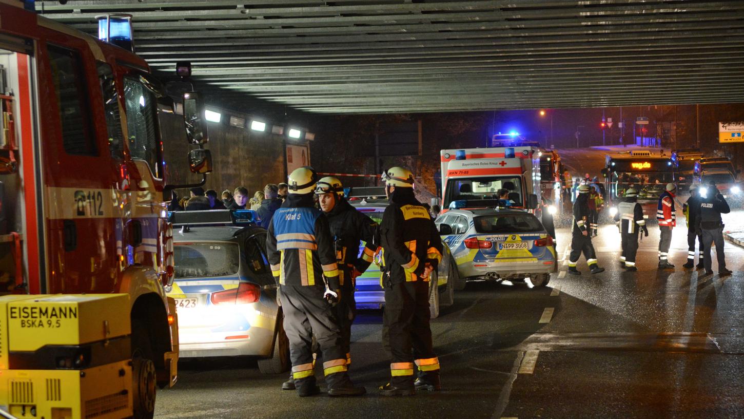 In der Nacht zum Samstag haben sich vier Personen auf dem S-Bahnsteig "Frankenstadion" geprügelt. Drei von ihnen stürzten ins Gleisbett, als ein Zug einfuhr.