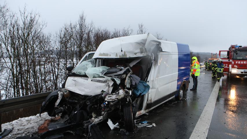 Transporter prallt auf Winterdienst: Drei Personen bei Unfall auf A6 verletzt