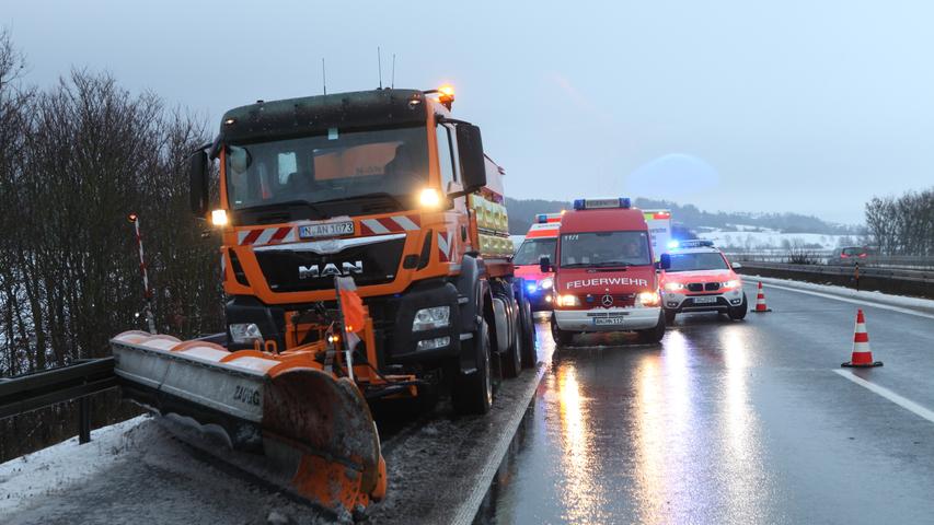 Transporter prallt auf Winterdienst: Drei Personen bei Unfall auf A6 verletzt