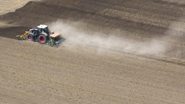 Für die Macher des Volksbegehrens ist die "intensive Landwirtschaft" ("v. a. die häufige und immer früher durchgeführte Mahd von Wiesen, der Einsatz von Pestiziden, Überdüngung, das Umbrechen von Wiesen in Ackerfläche" etc.) ein Hauptgrund für den Artenschwund. Auch das Bundesamt für Naturschutz (BfN) sieht darin eine Ursache, neben beispielsweise Siedlungs- und Straßenbau und dem Klimawandel. Der Bayerische Bauernverband...