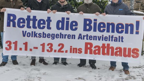 Per Volksbegehren soll Bayern zum Schutz der Artenvielfalt verplichtet werden. Wenn sich von 31. Januar bis 13. Februar 2019 zehn Prozent der Wahlberechtigten in Bayern in ihrem Rathaus eintragen (laut Innenministerium sind etwa 950.000 Unterschriften nötig), muss der Landtag sich mit dem Gesetzestext (pdf) beschäftigen. Wird er dort abgelehnt, kommt es zum Volksentscheid. Das Foto zeigt Unterstützer in Hilpoltstein.