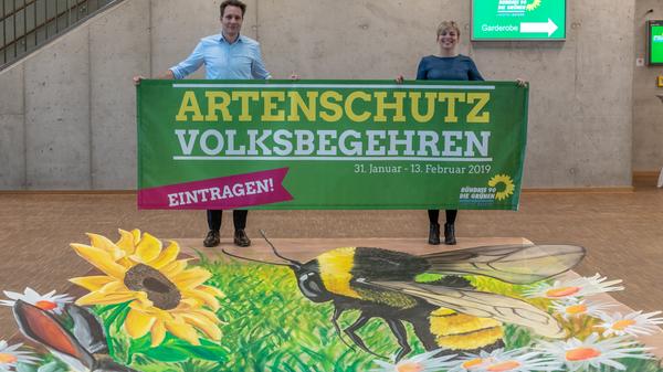 Initiiert hat das Artenschutz-Volksbegehren die ÖDP (Ökologisch-Demokratische Partei), mitgetragen wird es von den Grünen (im Bild deren bayerische Fraktionsvorsitzenden Katharina Schulze und Ludwig Hartmann) und dem Landesbund für Vogelschutz (LBV). Laut den Machern gibt es 170 Bündnispartner, darunter die Arbeitsgemeinschaft bäuerliche Landwirtschaft, der Bund Naturschutz Bayern und der Landesverband Bayrischer Imker.