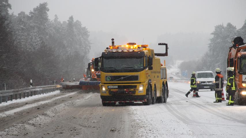 Laster schlittert von Fahrbahn: Langer Stau auf der A9 bei Schnaittach