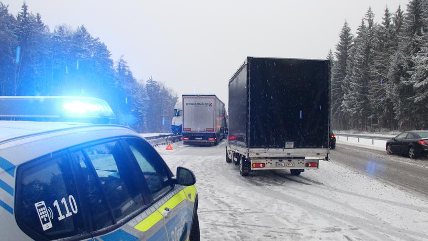 Laster schlittert von Fahrbahn: Langer Stau auf der A9 bei Schnaittach