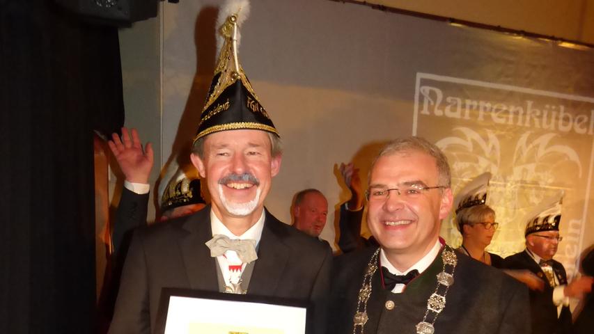 Dr. Franz Macht (l.) wurde von Bürgermeister Hanngörg Zimmermann mit der Silbernen Bürgermedaillie des Marktes Gößweinstein für 25 Jahre Faschingspräsident ausgezeichnet.