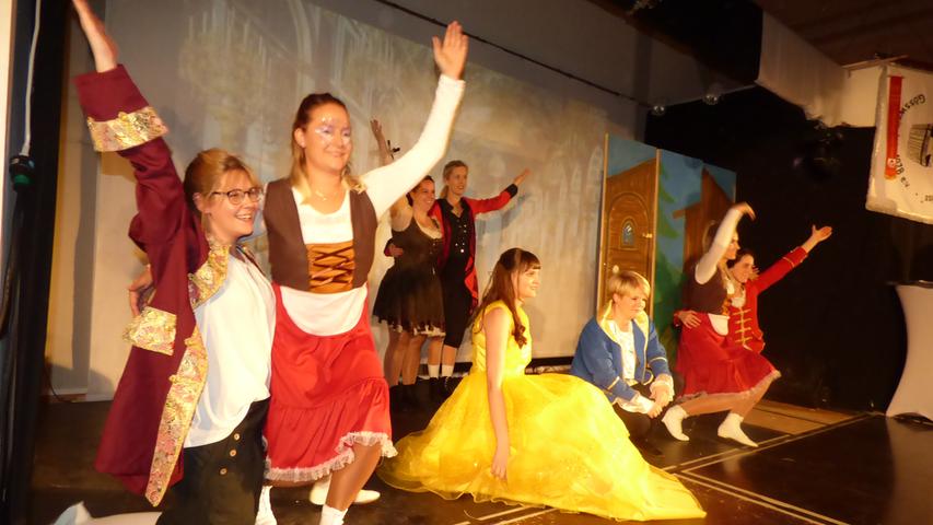 Die neue Tanzgruppe "Die Närrischen Närrinen" mit ihrer Disney-Show "Die Schöne und das Biest".