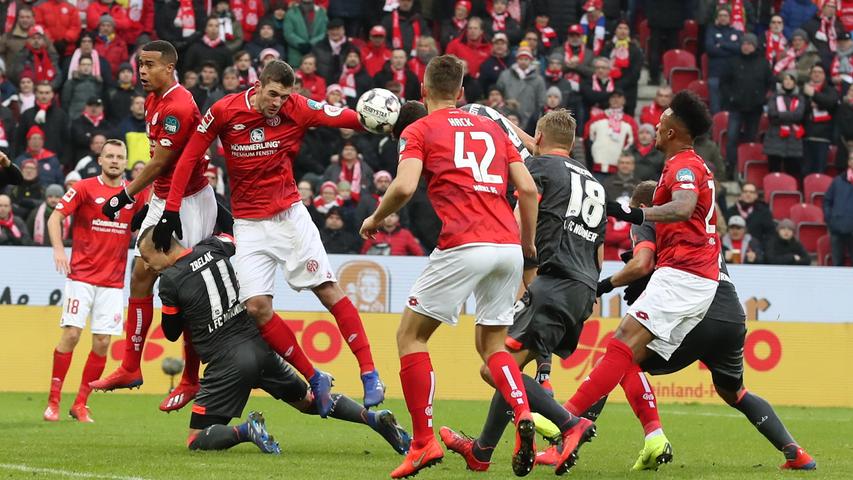 Die Mainzer Defensive steht aber gut und köpft, klärt und bolzt jeden Ball aus der Gefahrenzone.
