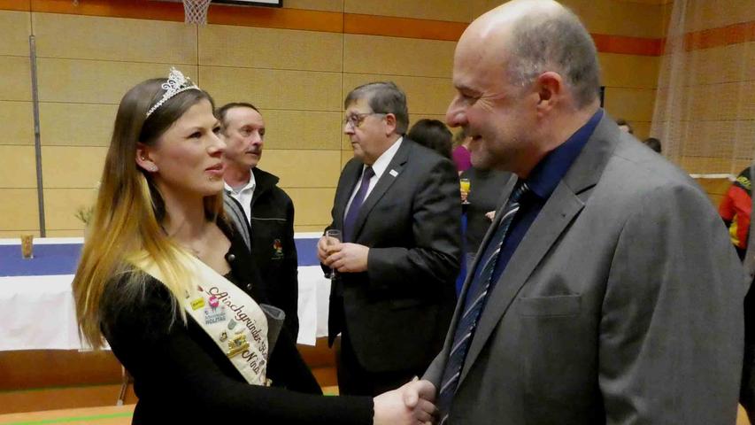 Karpfenkönigin Nina Hock konnte Bürgermeister Stöcker erstmals beim Empfang in Uehlfeld willkommen heißen.
