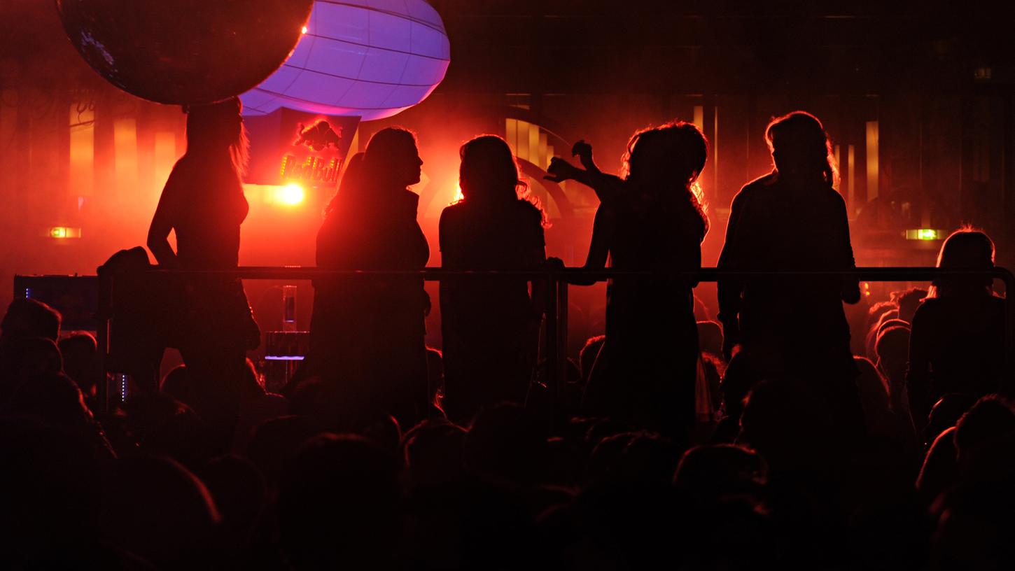 Immer wieder gibt es Streitigkeiten zwischen Anwohnern, Partygästen und Clubbesitzern. Die SPD möchte mit einem "Beauftragten für Nachtökonomie" Konflikten vorbeugen. Immer wieder gibt es Streitigkeiten zwischen Anwohnern, Partygästen und Clubbesitzern. Die SPD möchte mit einem "Beauftragten für Nachtökonomie" Konflikten vorbeugen.
