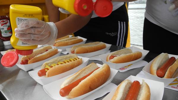 Mahlzeit! Laut Landwirtschaftsministerium der USA steht der "Super Bowl Sunday" auf Rang zwei der Tage mit dem höchsten Lebensmittelkonsum in einem Kalenderjahr - nur an Thanksgiving wird fleißiger gespeist. Womit wir schon zum nächsten Punkt kommen...
