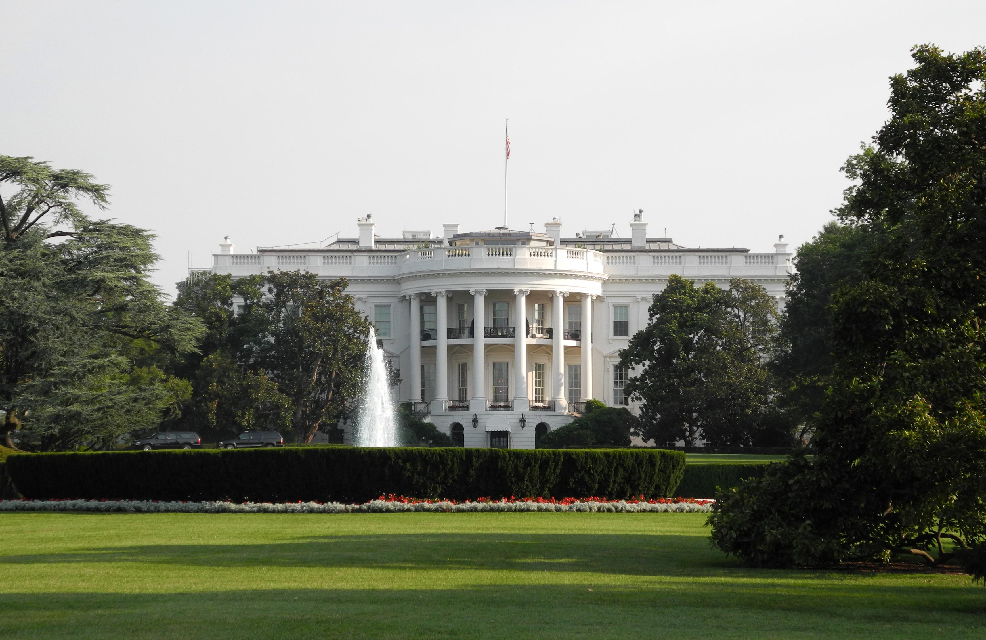 Es ist eine Tradition, auch sportartenübergreifend, dass der frischgebackene NFL-Champion ins Weiße Haus eingeladen wird. Doch woher kommt diese Tradition eigentlich? 1980 waren es die Pittsburgh Steelers, die als NFL-Team erstmals eingeladen wurden, damals noch zu US-Präsident Jimmy Carter. 