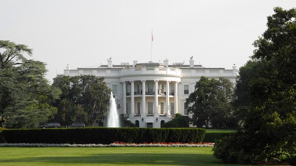 Es ist eine Tradition, auch sportartenübergreifend, dass der frischgebackene NFL-Champion ins Weiße Haus eingeladen wird. Doch woher kommt diese Tradition eigentlich? 1980 waren es die Pittsburgh Steelers, die als NFL-Team erstmals eingeladen wurden, damals noch zu US-Präsident Jimmy Carter.