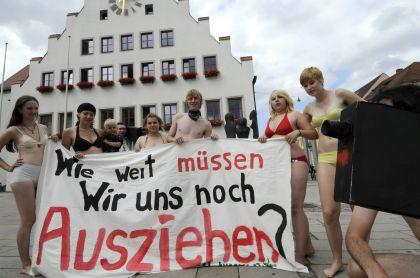 Junge wird ausgezogen