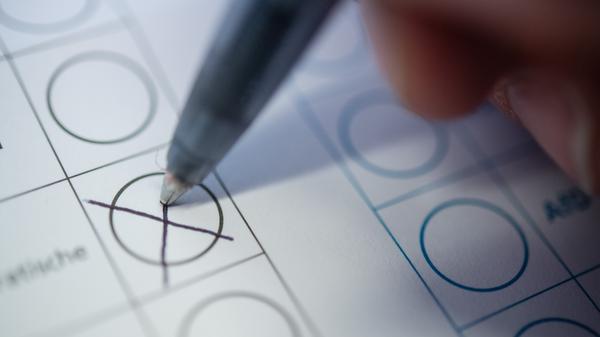 Stimmzettel mit Kreuz